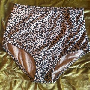ARQ Hugh Rise panties in Leopard/Cheetah